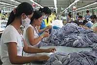 Công nhân Công ty may Quốc Tế (Bình Dương) hối hả tăng ca trở lại để kịp xuất hàng qua Mỹ.